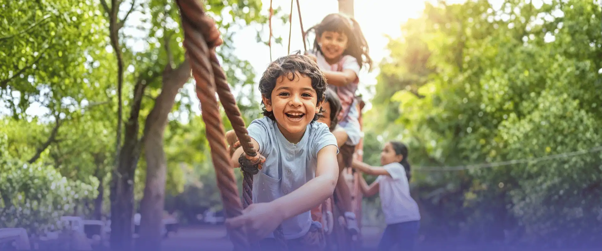 Foto de crianças brincando: confira como cuidar da saúde infantil durante o período de férias