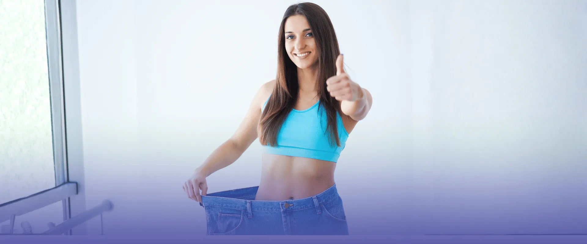 Foto ilustrativa de mulher sorrindo e mostrando calça antiga após emagrecer.