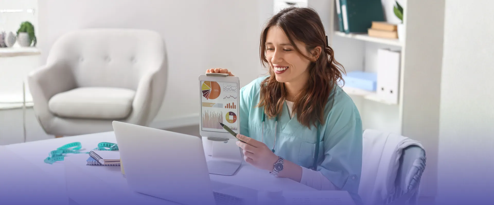 Foto ilustrativa de nutricionista durante consulta online