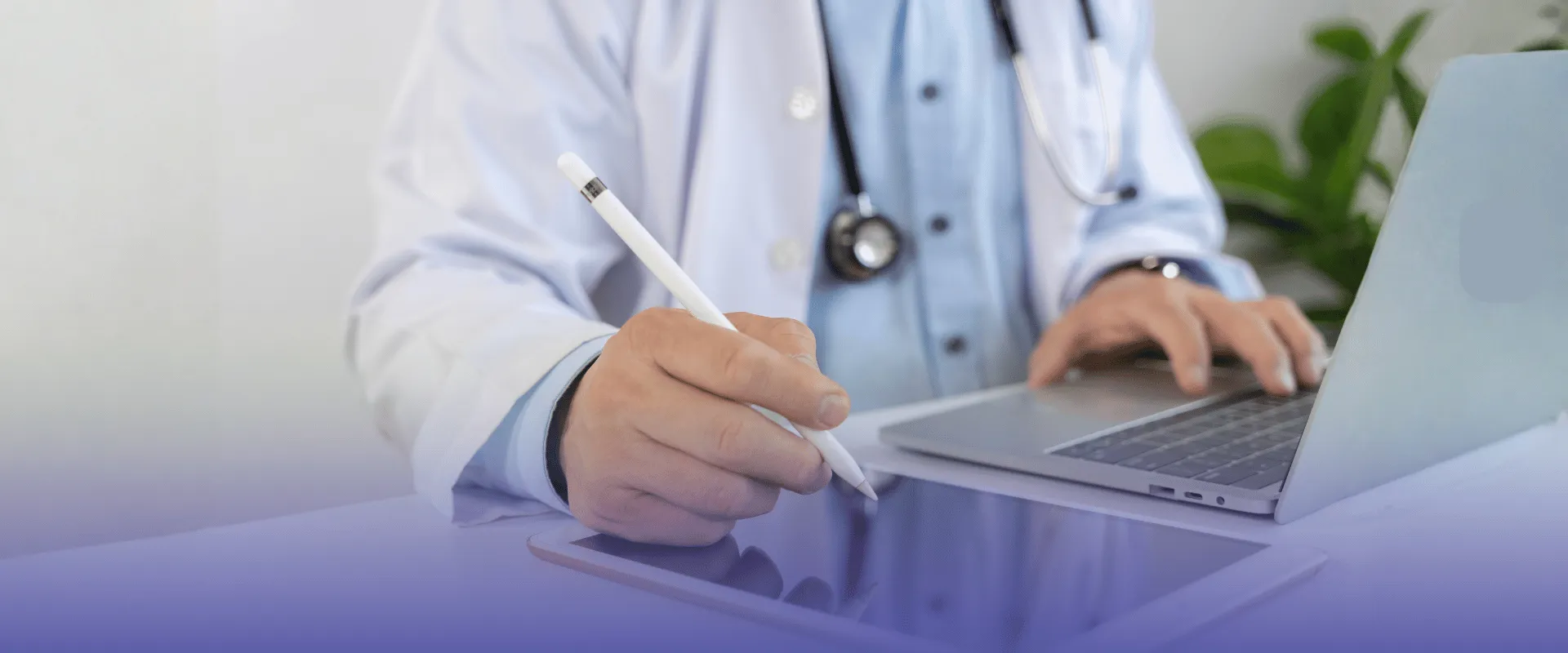 Foto ilustrativa de médico assinando receita digital